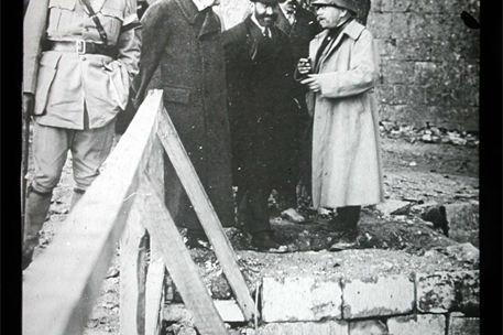 Visita al frente francés. Foto con Rafael Altamira y Américo Castro en Reims. Grupo de hombres observando las consecuencias de los bombardeo...